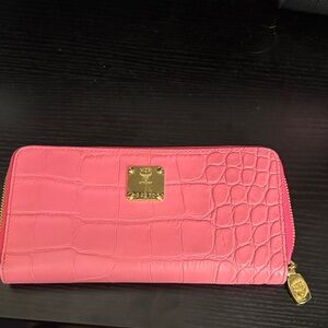 MCM LIKE NEW limited edition pink amazing condition